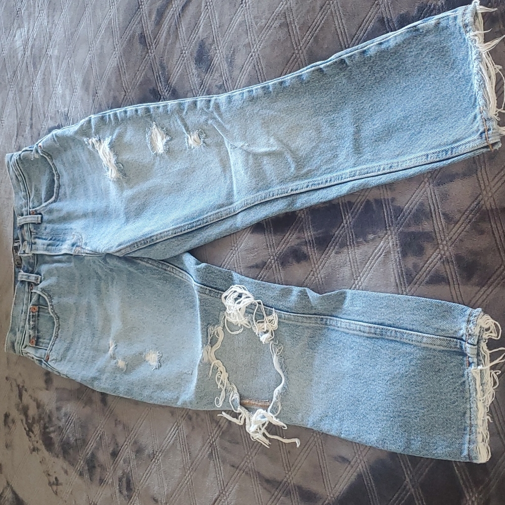 Abercrombie Mom Jean 👖  ripped 00